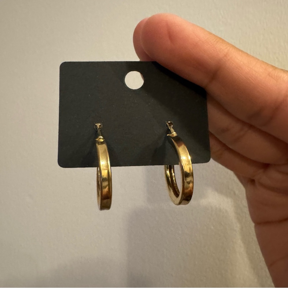 🌷$3 Bundle Add-on ~ Gold Tone Hoop Earrings